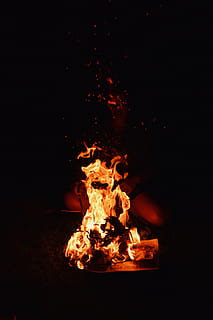 , Verbrennung, Feuer, Flamme, Hitze - Temperatur, Feuer - natürliches Phänomen, Bewegung, Nacht-, Holz, Holz - Material, Natur, keine Leute, Brennholz, orange Farbe, Log, glühend, dunkel, Langzeitbelichtung, Kamin, Nahansicht, schwarzer Hintergrund, Lagerfeuer, 5K, CC0, gemeinfrei, lizenzfrei