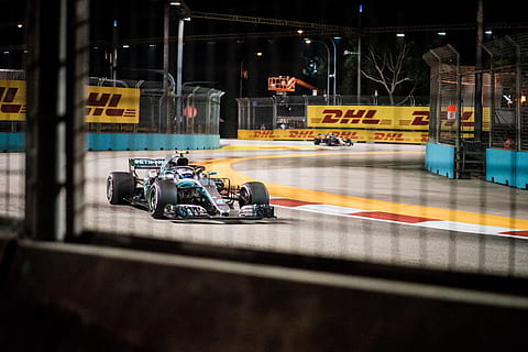 Formel 1, Automobil, Transport, Fahrzeug, Auto, Formel Eins, Rennauto, Sportwagen, kart, Buggy, Transportmittel, Bewegung, die Architektur, Stadt, Straße, gebaute Struktur, Landfahrzeug, Kraftfahrzeug, Gebäudehülle, Nacht-, Geschwindigkeit, Bewegungsunschärfe, unterwegs, beleuchtet, Stadt leben, Reise, Fahren, Autorennbahn, 5K, CC0, gemeinfrei, lizenzfrei
