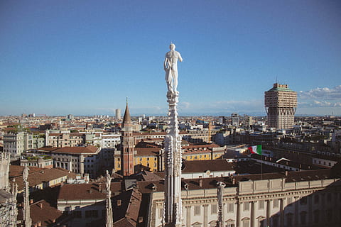 edificio, torre, aguja, campanario, urbano, metrópoli, pueblo, ciudad, techo, catedral de milán, Italia, persona, humano, Art º, escultura, Hazme, símbolo, palacios, duomo, catedral, arquitectura, exterior del edificio, estructura construida, cielo, paisaje urbano, cielo limpio, naturaleza, destinos de viaje, nadie, Distrito residencial, azul, viaje, día, copia espacio, luz del sol, historia, el pasado, al aire libre, edificio de oficinas exterior, 5K, CC0, dominio público, libre de derechos