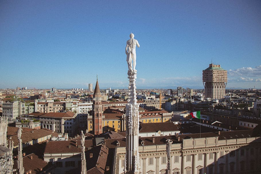 bygning, tårn, Spir, by-, metropol, by, tag, milan katedral, Italien, person, human, kunst, skulptur, dome, symbol, paladser, Duomo, katedral, arkitektur, bygning udvendig, bygget struktur, himmel, bybilledet, skyfri himmel, natur, rejsemål, ingen mennesker, boligområde, blå, rejse, dag, kopiere plads, sollys, historie, fortiden, udendørs, kontorbygning udvendig, 5K