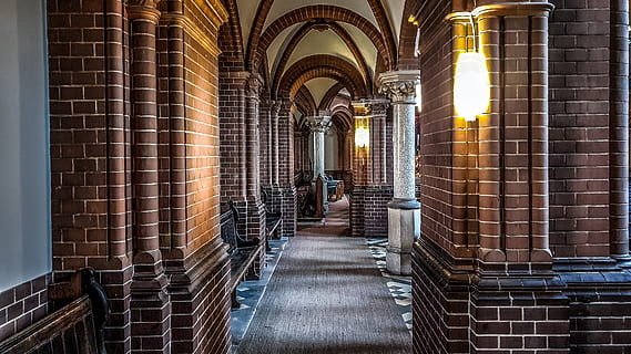 entro, architettura, vecchio, arco, colonnare, pietra, costruzione, struttura costruita, in casa, direzione, religione, giorno, uomini, la strada davanti, luce del sole, gruppo di persone, adulto, spiritualità, destinazioni di viaggio, persone accessorie, prospettiva decrescente, persone, colonna architettonica, mattone, 4K, CC0, dominio pubblico, privo di copyright