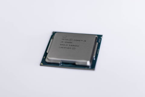 Intel Core CPU, alb, panou, studio shot, un singur obiect, în interior, fundal alb, nici o persoana, spațiu copie, text, comunicare, vedere în unghi mare, a închide, natură moartă, tehnologie, Afaceri, western script, elimina, educaţie, aducere aminte, lungime totală, gri, 5K, CC0, domeniu public, fără drepturi de autor