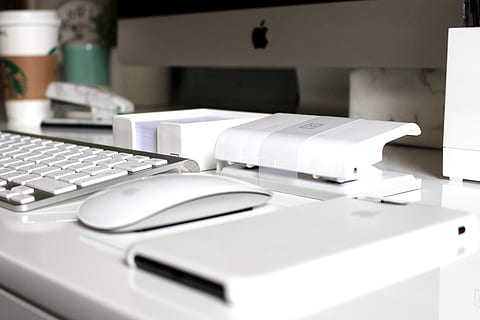 æble magiske mus, hvid, bord, computer, teknologi, tastatur, skrivebord, computerudstyr, møbel, indendørs, computer tastatur, trådløs teknologi, forbindelse, kontor, meddelelse, forretning, desktop pc, ingen mennesker, tæt på, bærbar, stilleben, computermus, 5K, CC0, offentligt domæne, royaltyfrie