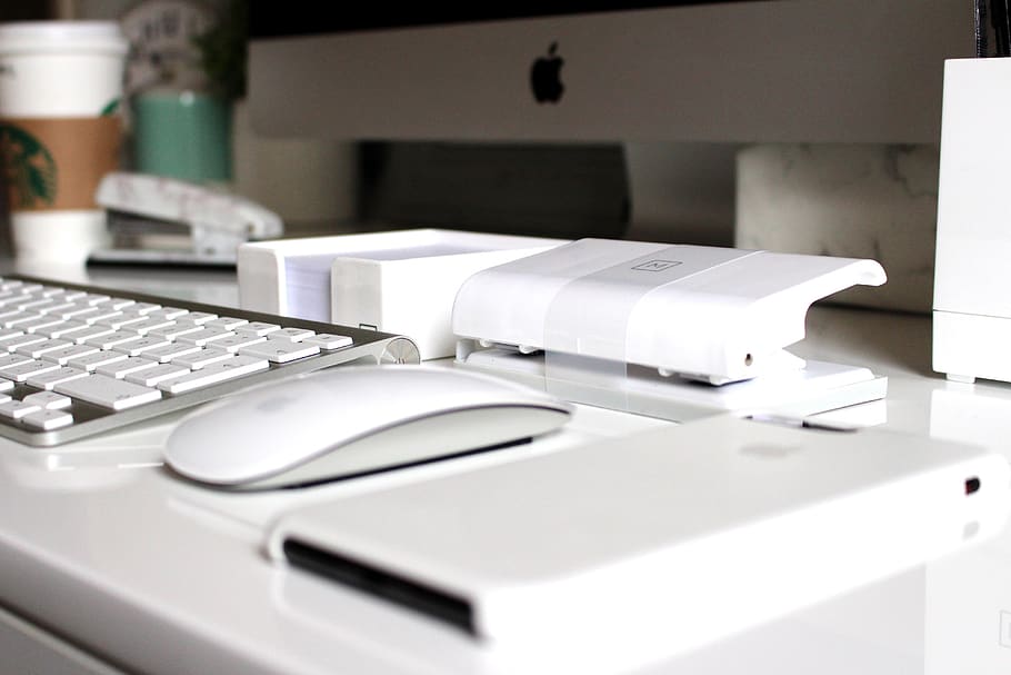 æble magiske mus, hvid, bord, computer, teknologi, tastatur, skrivebord, computerudstyr, møbel, indendørs, computer tastatur, trådløs teknologi, forbindelse, kontor, meddelelse, forretning, desktop pc, ingen mennesker, tæt på, bærbar, stilleben, computermus, 5K
