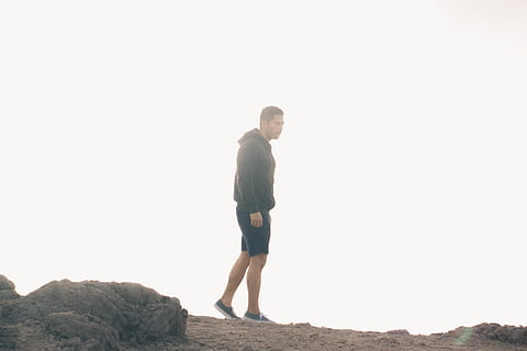 Mann, designer, stud, fjell, ovenfor, skyer, én person, full lengde, ung voksen, kopiere plass, stående, unge menn, natur, stein, rock-objekt, fritidsaktivitet, dag, himmel, klar himmel, uformelt antrekk, menn, fast, land, skjønnhet i naturen, utendørs, shorts, 5K, CC0, offentlig domene, opphavsrett gratis