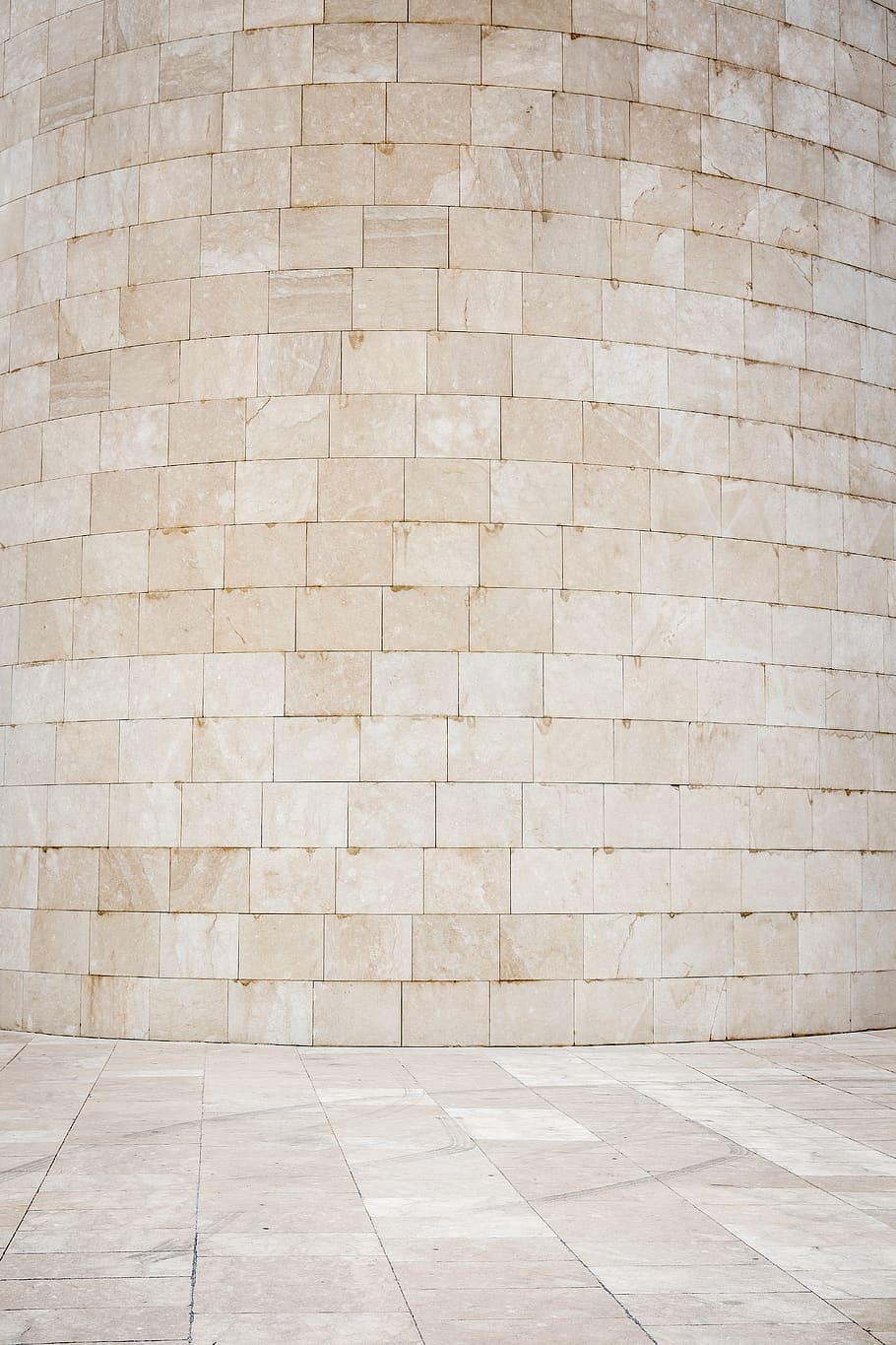 paret de maó beige, sòls, fons, patró, marc complet, arquitectura, rajola, funció de construcció de parets, cap gent, estructura construïda, sòl de rajoles, a l'interior, marró, modern, textura, paret, marbre, còpia espai, habitació domèstica, interior de casa, disseny, netejar, resum, efecte texturat, 5K