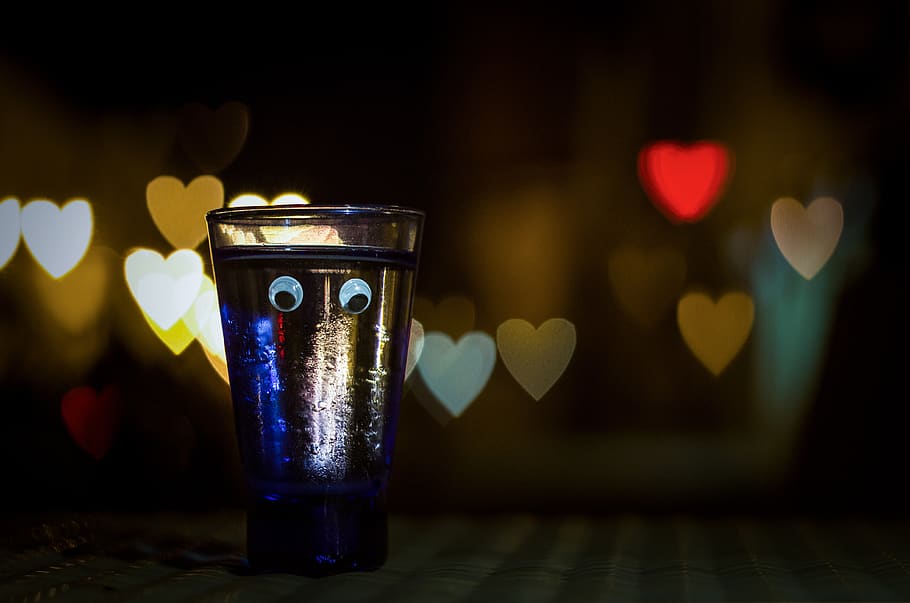 nit, fons, fosc, bonic, bokeh, aigua, vidre, cor, cors, ulls, la vida, diversió, divertit, il·luminat, cap gent, beure, a l'interior, taula, refresc, centrar-se en primer pla, equipament per a la llar, natura morta, primer pla, flare de la lent, menjar i beguda, reflexió, tassa, naturalesa, sol objecte, 4K