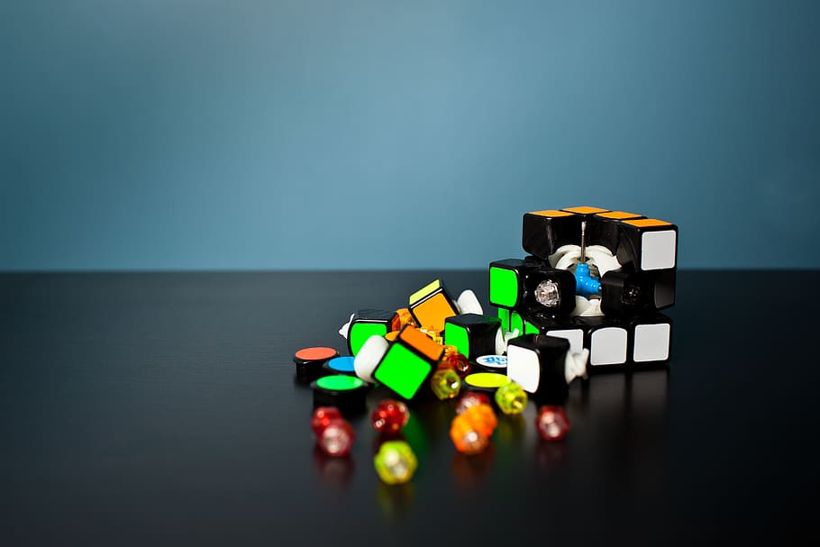 Rubikova kostka, krychle, kostky, problém, výzva, hračky, zlomený, shromáždit, stavět, rubík, rubiks, čtverce, rubik, studio shot, vícebarevné, uvnitř, stůl, velká skupina objektů, stálý život, nikdo, barevné pozadí, detail, kopie prostor, modré pozadí, šedé pozadí, výběr, modrý, technologie, šedá, variace, zelená barva, hračka, vysoký úhel pohledu, černé pozadí, 5K