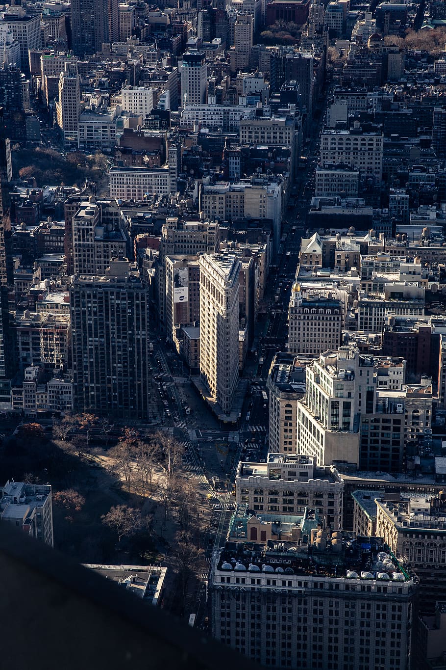 aereo, paesaggio, natura, all'aperto, scenario, vista aerea, città, ferro da stiro, sole, raggi, strade, appartamenti, paesaggio urbano, mattina, guida, traffico, New York, edifici, urbano, costruzione, esterno dell'edificio, architettura, struttura costruita, edificio per uffici esterno, quartiere residenziale, grattacielo, folla, vista dall'alto, affollato, Torre, vita di città, alto - alto, giorno, ufficio, moderno, distretto finanziario, 4K