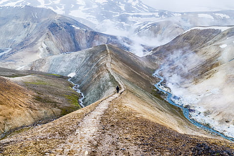 braune Berge, Berg, Wasser, Fluss, Strom, Schnee, Nebel, herunterschauen, Landschaft, Natur, Tierwelt, Hügel, Wanderung, kerlingarfjoll, Island, Heiße Quelle, Dampf, allein, Wandern, draußen, szenen, Reise, Sommer-, Gipfel, Straße, Tourismus, Asien, Tal, Eis, Rock - Objekt, Gletscher, Himalaya, Gebirge, landmannalaugar, 2K, CC0, gemeinfrei, lizenzfrei