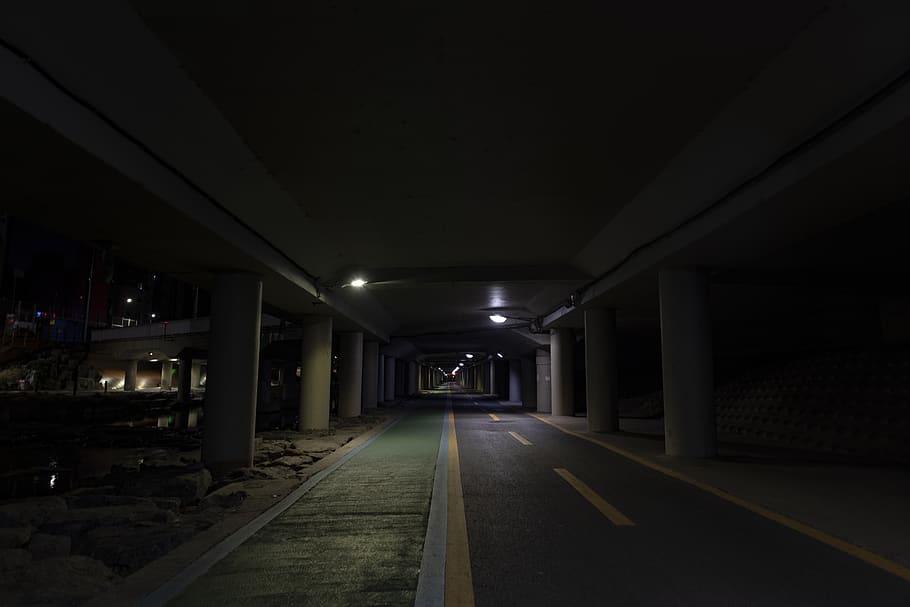 tom, grå, beton, pathway, inde, søjlehaller, bygning, korridor, tunnel, belysning, by-, arkitektur, vej, tog, køretøj, transportmidler, station, gade, bro, nat, nat fotografering, gadefotografering, seoul, hdr, Korea, terminal, togstation, retning, vejen frem, belyst, skilt, faldende perspektiv, bygget struktur, belysningsudstyr, vejmærkning, ingen mennesker, mærkning, symbol, indendørs, forsvindingspunkt, loft, fravær, arkitektoniske kolonne, lys, lang, 5K