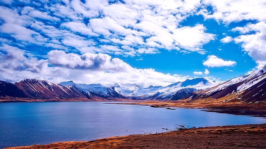 blanc, marró, muntanyes, núvols cirrus, núvols, la llum del dia, llac, paisatge, muntanya, naturalesa, a l'aire lliure, escènic, Riba, cel, neu, viatjar, vall, hivern, aigua, bellesa a la natura, núvol - cel, escenics - natura, medi ambient, mar, Serra, tranquil·litat, destinacions de viatge, terra, cap gent, muntanya nevada, llacuna, 1080P