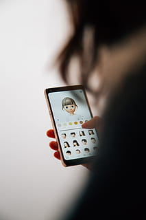 persoon met behulp van smartphone, Draadloze technologie, technologie, bezit, verbinding, communicatie, een persoon, binnenshuis, menselijke hand, slimme telefoon, focus op de voorgrond, detailopname, hand-, enkel object, digitale tablet, mobiele telefoon, selectieve aandacht, mannen, draagbaar informatie-apparaat, fotografie thema's, 5K, CC0, publiek domein, royaltyvrij