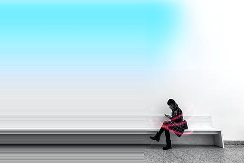 lezen, Lees een boek, studeren, aan het leren, opleiding, informatie, onderwijs, leren, studies, geconcentreerd, een persoon, volledige lengte, echte mensen, zijaanzicht, levensstijlen, vrouw, volwassen, architectuur, dag, staand, zittend, kopie ruimte, muur - bouwfunctie, vrijetijdsbesteding, casual kleding, natuur, buitenshuis, patroon, warme kleding, kapsel, 2K, CC0, publiek domein, royaltyvrij