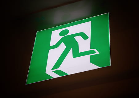 sortida de foc, encès, senyalització, signe, sortir, verd, llum, fora, fosc, direcció, significant, mínim, figura, disseny, correr, lluny, porta, gràfics, símbol, emergència, anar, blanc, color verd, comunicació, urgència, orientació, il·luminat, símbol de fletxa, cap gent, informació, seguretat, sortida d'emergència, senyal de sortida, senyal direccional, signe d'informació, a l'interior, primer pla, senyal d'advertència, brillant, fons negre, 5K