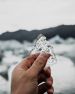 Klarer Eiswürfel, Mensch, Person, Natur, draußen, Eis, Berg, Finger, Schnee, Kristall, Hand, Zubehör, Schmuck, Zubehörteil, Diamant, Edelstein, Aluminium, Winter, Gletscher, Rock, Pfeilspitze, menschliche Hand, halten, eine Person, Fokus auf den Vordergrund, Wasser, menschliches Körperteil, echte Menschen, nicht erkennbare Person, Tag, kalte Temperatur, Nahansicht, See, Himmel, Körperteil, schneebedeckter Berg, 4K, CC0, gemeinfrei, lizenzfrei