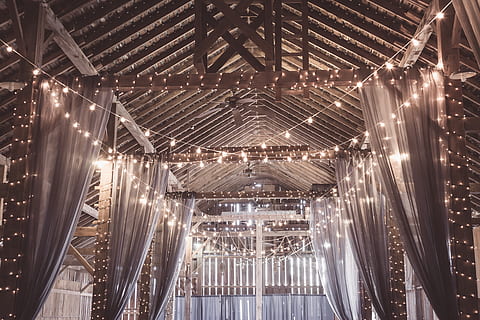 luci di stringa, gazebo, nozze, stati Uniti, Amana, fienile, decorazione, arredamento, arredamento luci, moderno, arredamento fienile, arredamento di nozze, luci sospese, celebrazione, celebrare, tendaggio, illuminato, luci fatate, luci, dettaglio di nozze, interno, in casa, architettura, struttura costruita, nessuno, Inquadratura dal basso, notte, metallo, modello, attrezzatura per l'illuminazione, soffitto, cultura artistica e intrattenimento, connessione, luce, sospeso, ponte, tenda, stage - spazio per le prestazioni, tessile, palcoscenico, 4K, CC0, dominio pubblico, privo di copyright