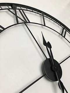 reloj, hora, manos, punteros, romano, numerales, de cerca, cerrar, vista de ángulo bajo, nadie, metal, adentro, cielo, día, naturaleza, arquitectura, estructura construida, barandilla, seguridad, la seguridad, centrarse en primer plano, equipo de iluminación, techo, proteccion, pared - característica de la construcción, tecnología, 4K, CC0, dominio público, libre de derechos