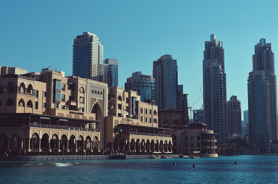 by ved havnefronten, arkitektur, bygning, by, bybilledet, dagslys, downtown, Dubai, Hotel, moderne, kontor, skyline, skyskrabere, by-, vand, havnefronten, bygning udvendig, bygget struktur, himmel, natur, kontorbygning udvendig, skyskraber, ingen mennesker, dag, høj - høj, rejsemål, tårn, skyfri himmel, blå, udendørs, svømmepøl, finansdistrikt, 2K