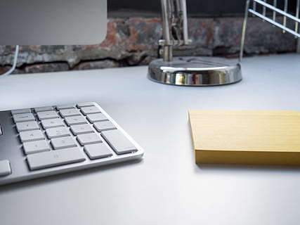 kontor skrivebord, tastatur, notesblok, forretning, objekter, kontor, teknologi, arbejdsområde, computer, skrivebord, Sticky note, arbejde, computerudstyr, møbel, computer tastatur, meddelelse, bord, forbindelse, indendørs, trådløs teknologi, ingen mennesker, tæt på, fravær, bærbar, virksomhedernes forretning, computer nøgle, 4K, CC0, offentligt domæne, royaltyfrie