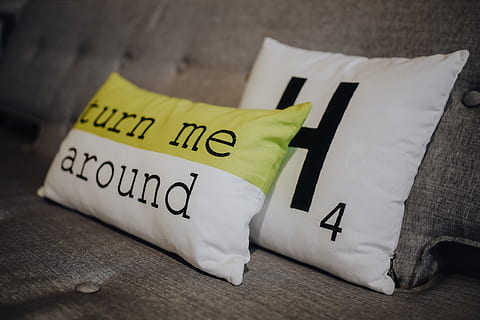 almohadas decorativas escandinavas, interior, casa, scandi, escandinavo, decoración, almohadas, adentro, vivo, texto, escritura occidental, comunicación, nadie, mueble, de cerca, problemas sociales, firmar, Una sola palabra, relajación, almohada, papel, color verde, centrarse en primer plano, moneda, etiqueta, símbolo, cuarto doméstico, mensaje, 5K, CC0, dominio público, libre de derechos