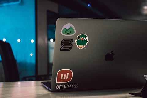 MacBook Air, Tabelle, Computer, pc, Elektronik, Laptop, Aufkleber, Text, Etikette, Copa-Netzwerk, Brasilien, MacBook, Warenzeichen, Logo, Symbol, Innen-, Anlaufen, Lanze, Büro, Arbeit, Coworking Space, Kommunikation, westliche Schrift, drinnen, beleuchtet, keine Leute, Fokus auf den Vordergrund, Nahansicht, Darstellung, menschliche Darstellung, Zeichen, Nacht-, Lichtanlage, Stillleben, Transport, Liebe, Transportmittel, Wandbau - Funktion, 5K, CC0, gemeinfrei, lizenzfrei
