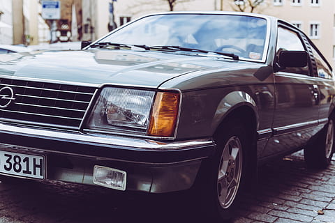 opel, Monza, Oldtimer, klassisch, Automobil, Auto, pkw, Fahrzeuge, Chrom, Coupe, Wagen, sportlich, Luxus, Limousine, glänzend, Glanz, alt, Nostalgie, Design, 80, Jahre, retro, Jahrgang, Kraftfahrzeug, Transportmittel, Transport, Landfahrzeug, Fokus auf den Vordergrund, Retro-Stil, Tag, Scheinwerfer, Reflexion, Stadt, keine Leute, stationär, Glas - Material, Straße, draußen, die Architektur, Garage, 5K, CC0, gemeinfrei, lizenzfrei