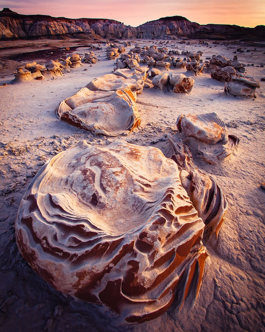 formazioni rocciose marroni, bellezza nella natura, scenics - natura, scena tranquilla, la tranquillità, paesaggio, terra, scena non urbana, nessuno, geologia, natura, ambiente, geografia fisica, roccia, roccia - oggetto, solido, sabbia, tramonto, destinazioni di viaggio, formazione rocciosa, idilliaco, primavera calda, clima arido, clima, eroso, 4K