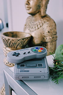 grå, super, nintendo spil, konsol, controller, bord, indendørs, en person, rigtige mennesker, fokus på forgrunden, afslappet tøj, teknologi, livsstil, taljen op, bedrift, voksen, meddelelse, Kvinder, hjem interiør, forfra, fritidsaktivitet, ung voksen, hunner, hjem, 4K, CC0, offentligt domæne, royaltyfrie