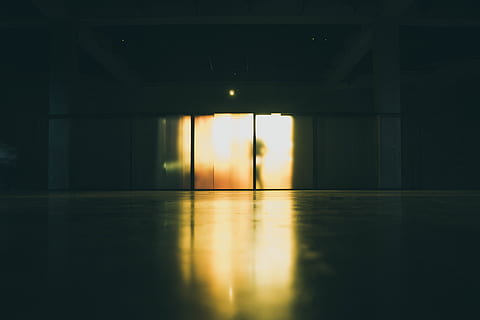 stanza vuota, Regno Unito, Londra, tate moderno, illuminazione, architettura, in casa, pavimentazione, luce del sole, riflessione, struttura costruita, silhouette, vuoto, costruzione, una persona, tramonto, caratteristica della parete, giorno, Entrata, persone reali, natura, illuminato, parete, luce alla fine del tunnel, 4K, CC0, dominio pubblico, privo di copyright