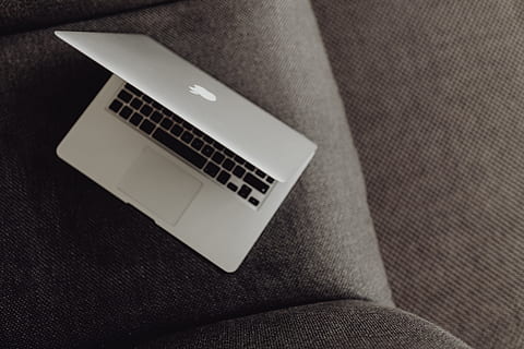 Fermer, vue, fermé, portable, mensonge, gris, fauteuil, technologie, ordinateur, macbook, La technologie, à l'intérieur, la communication, lien, vue grand angle, canapé, une personne, Technologie sans fil, culture artistique et divertissement, Vêtements décontractés, nature morte, meubles, mise au point sélective, textile, journée, cuir, jeans, 5K, CC0, domaine public, libre de droits