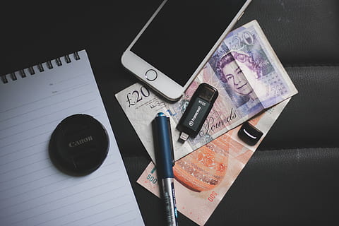 tech, Poznámka, studie, kopí, peníze, měna, Maledivy, Spojené království, liber, rufiyaa, dělo, překonat, iphone, jablko, stůl, finance, stálý život, uvnitř, papírové měny, bohatství, sdělení, nikdo, vysoký úhel pohledu, technologie, podnikání, bezdrátové technologie, spojení, detail, chytrý telefon, přenosné informační zařízení, mobilní telefon, financí a ekonomiky, skupina objektů, ekonomika, 5K, CC0, veřejná doména, bez autorských práv