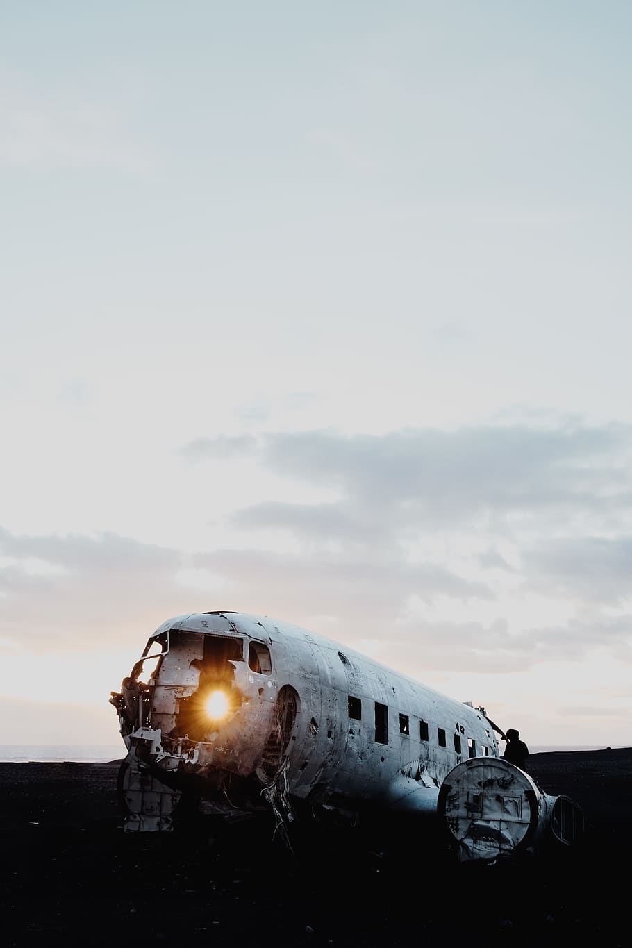 hvidflyvning, human, person, island, køretøj, tog, transportmidler, lufthavn, flyveplads, fly, passagerfly, flyvningen, gangbro, sti, landing, maskine, sollys, vej, rejsende, himmel, transportform, luftfartøj, forladt, natur, sky - himmel, beskadiget, rejse, forringelse, nedgang, forældet, krak, historie, kørt ned, solnedgang, fortiden, dag, ødelagt, udendørs, ingen mennesker, luftfartsindustrien, 5K