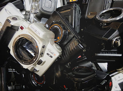 càmera, escombraries, trencat, pila, minolta, pentax, cànon, utilitzat, vell, fotografia, foto, pasatemps, mercat, メ ラ, い, appareil, photographique, vieux, usagés, maquinària, tecnologia, manera de transport, part de la màquina, transport, motor, primer pla, automòbil, cotxe, metall, cap gent, equipament, indústria, vehicle terrestre, a l'interior, part del vehicle, càmera - equip fotogràfic, color negre, moto, complexitat, color plata, 4K, CC0, domini públic, lliure de regalies
