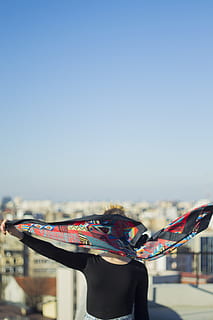 portrait, en jouant, vent, venteux, joie, indie, couleurs, couverture, écharpe, fille, toit, ciel, vue arrière, une personne, journée, modes de vie, Activité de loisir, ciel clair, espace de copie, la nature, bras humain, lumière du soleil, Vrais gens, architecture, adulte, en plein air, chapeau, membre, Vêtements, trois quarts, bras levés, 4K, CC0, domaine public, libre de droits