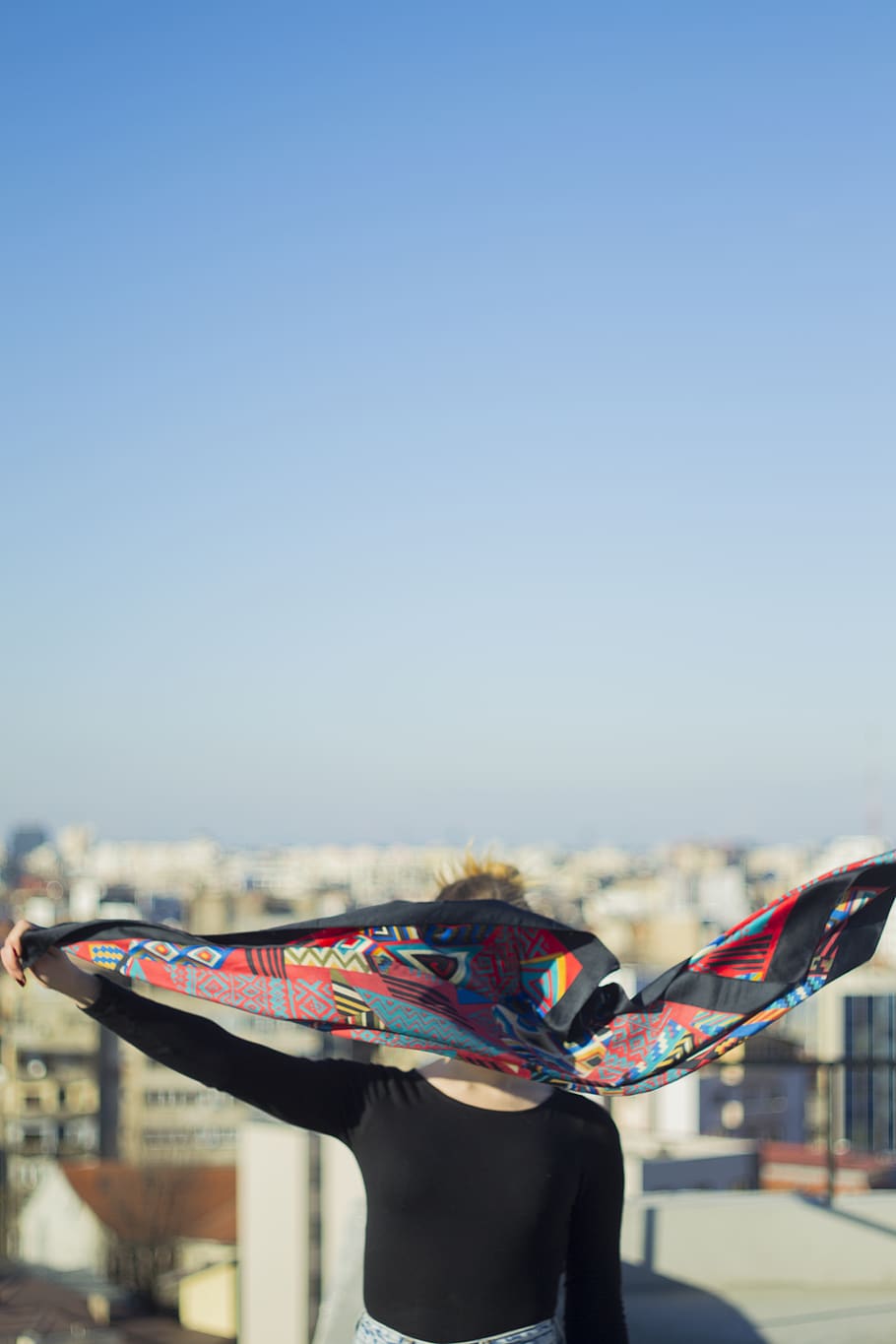 portrait, en jouant, vent, venteux, joie, indie, couleurs, couverture, écharpe, fille, toit, ciel, vue arrière, une personne, journée, modes de vie, Activité de loisir, ciel clair, espace de copie, la nature, bras humain, lumière du soleil, Vrais gens, architecture, adulte, en plein air, chapeau, membre, Vêtements, trois quarts, bras levés, 4K