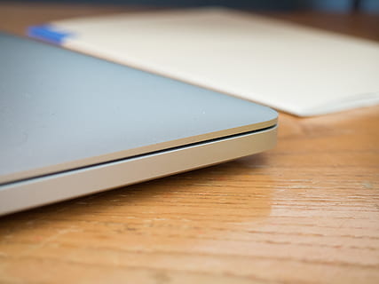 macbook, il computer portatile, computer, tecnologia, attività commerciale, ufficio, scrivania, legna, tavolo, legno - materiale, in casa, avvicinamento, nessuno, natura morta, messa a fuoco selettiva, formazione scolastica, matita, tecnologia wireless, blu, vista dall'alto, concentrarsi sulle conoscenze acquisite, comunicazione, connessione, dispositivo di informazione portatile, libro, pubblicazione, 4K, CC0, dominio pubblico, privo di copyright