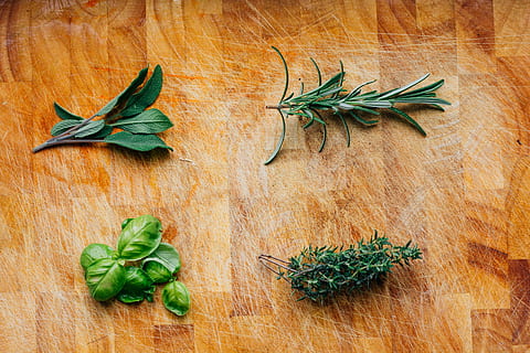frisch, Küche, Schneidbrett, Salbei, Thymian, Rosmarin, Basilikum, Lebensmittel, Kraut, Essen und Trinken, grüne Farbe, Wohlbefinden, Pflanzenteil, Blatt, Holz - Material, keine Leute, Pflanze, gesundes Essen, Frische, Natur, drinnen, direkt darüber, Stillleben, Tabelle, Zutat, Gemüse, Blätter, Minzblatt - kulinarisch, 4K, CC0, gemeinfrei, lizenzfrei