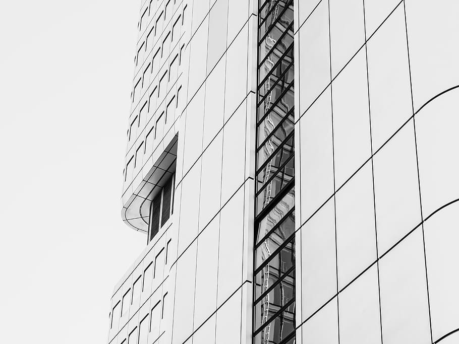 plata coberta, alt, edifici de pujada, diseny arquitectònic, arquitectura, blanc i negre, edifici, contemporani, expressió, exterior, articles de vidre, modern, arquitectura moderna, patró, perspectiva, gratacels, urbà, exterior de l'edifici, estructura construïda, ciutat, exterior d’edifici d’oficines, oficina, vidre - material, cap gent, vista d’angle baix, cel, dia, cel clar, a l'aire lliure, naturalesa, forma geomètrica, forma, marc complet, 5K