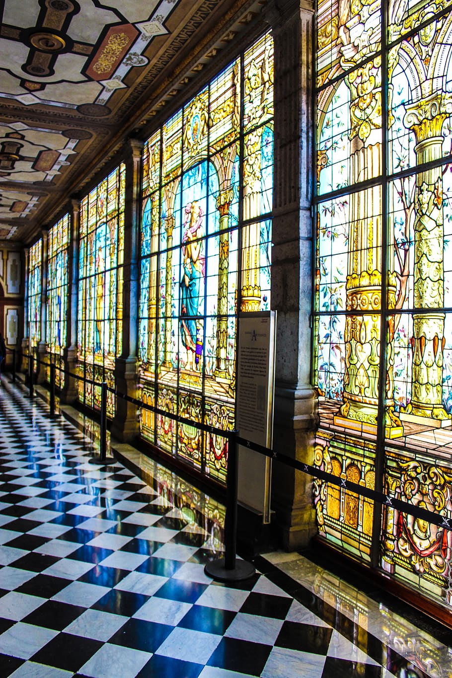 tom gang, vindue, indendørs, glas - materiale, arkitektur, bygning, gulve, farvede glas, ingen mennesker, dag, bygget struktur, flise, glas, gennemsigtig, sted for tilbedelse, multi farvet, Kunst og håndværk, tro, flisebelagt gulv, loft, 5K