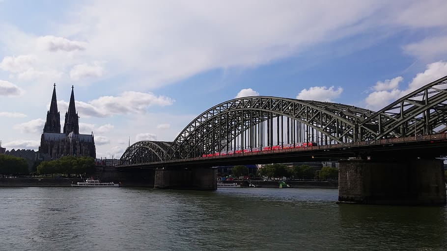 Alemanya, Köln, deutzer werft, tren, catedral, riu, ciutat, sol, rhein, vaixell, pont, Colònia, estructura construïda, arquitectura, connexió, pont - estructura feta per l'home, aigua, cel, transport, núvol - cel, exterior de l'edifici, destinacions de viatge, naturalesa, dia, davant del mar, cap gent, a l'aire lliure, pont d’arc, fletxa, 2K