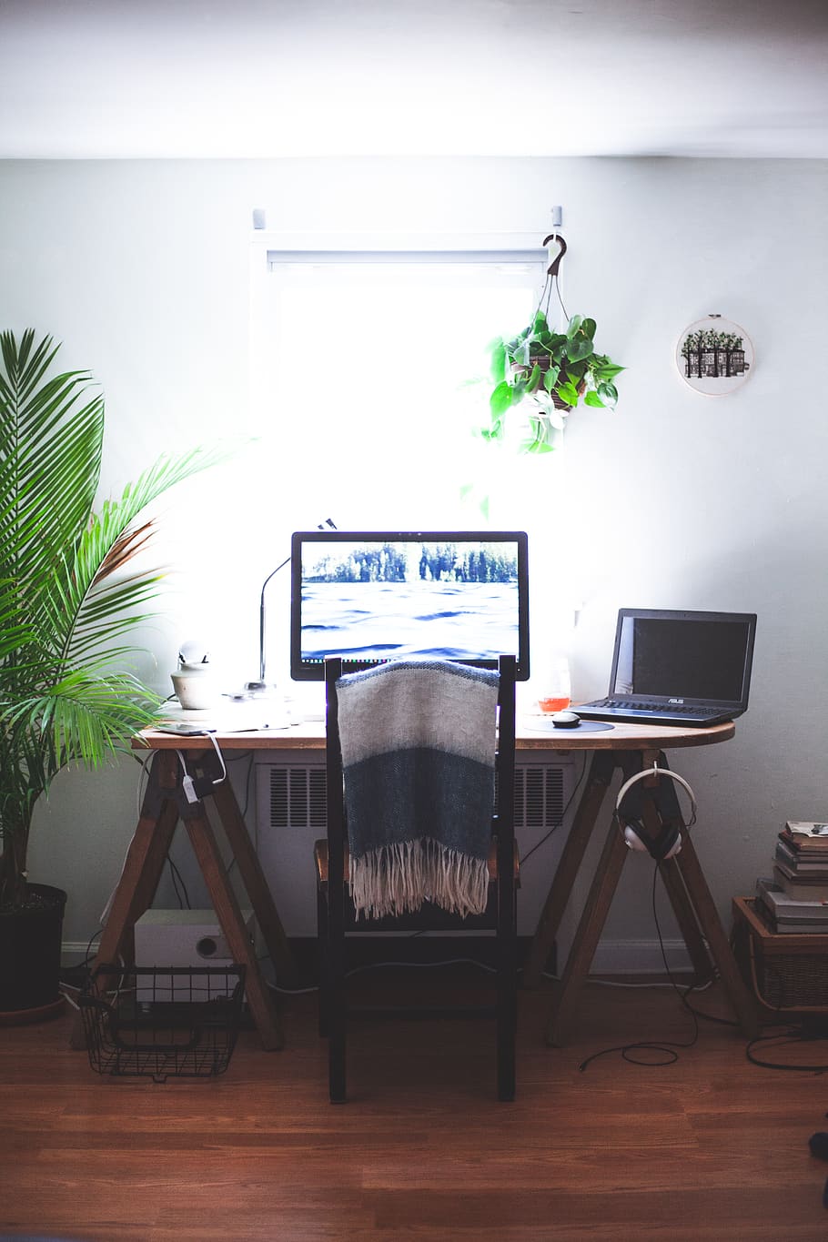 büro, iş, çalışma alanı, yenilikçi, bin yıllık, doğal, yetişme ortamı, yeşil, bitkiler, bitki, doğa, pencere, ışık, havadar, hava, bilgisayar, iş istasyonu, istasyon, ikea, testere, tablo, sandalye, teknoloji, içeriye, saksı bitkisi, oturma yeri, iletişim, mobilya, ofis, kablosuz teknoloji, insansız, bilgisayar donanımı, dizüstü, ev bitkisi, bağ, ahşap, döşeme, elektrik lambası, tuş takımı, 5K