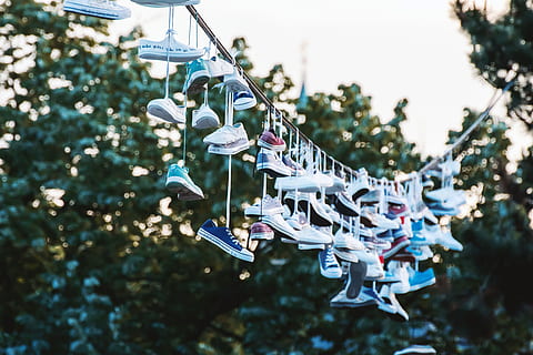 scarpe, sospeso, linea, parco cittadino, parco., praga, cze, concentrarsi sulle conoscenze acquisite, giorno, nessuno, albero, grande gruppo di oggetti, fortuna, pianta, all'aperto, avvicinamento, natura, speranza - concetto, messa a fuoco selettiva, lucchetto, metallo, serratura, credenza, serratura d'amore, 4K, CC0, dominio pubblico, privo di copyright