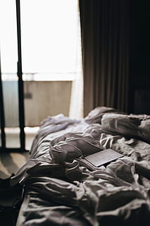 blanc, paper de la impressora, cobrellit, mobles, llit, a l'interior, habitació, dormitori, boston, disseny d'interiors, Estats Units, nota, càlid, hotel, balcó, fulls, acollidor, roba de llit, habitació d'hotel, al matí, llum solar, finestra, escriure, habitació domèstica, absència, cap gent, interior de casa, full, còmode, relaxació, dia, coixí, casa, tèxtil, desordenat, arrugat, primer pla, 5K, CC0, domini públic, lliure de regalies