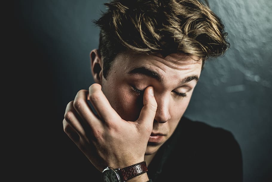 uomo, nero, camicia, viso, modello, persona, una persona, ritratto, giovane adulto, colpo alla testa, giovani uomini, girato in studio, vista frontale, persone reali, stili di vita, in casa, guardando la fotocamera, mano, analizzare, cercare, guardare, emozione, parte del corpo umano, attività di svago, avvicinamento, volto umano, contemplazione, sfondo nero, depressione - tristezza, 5K