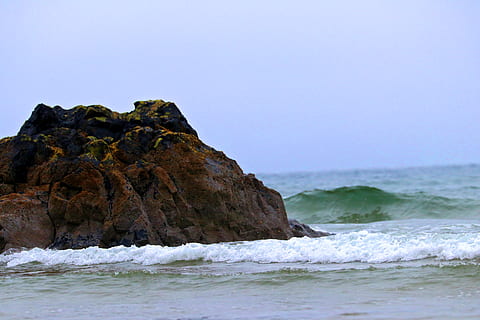 fale, woda, skały, kamień, guzek, ocean, niebieski, fala, pluśnięcie, granit, skała, żółty, Limonka, rozkład, plaża, piasek, jezioro, basen, ryba, morze, piękno natury, wylądować, niebo, rock - obiekt, scenics - natura, ruch, formacja skalna, solidny, Natura, żadnych ludzi, czyste Niebo, sport, nabrzeże, spokój, horyzont nad wodą, na dworze, stos rocka, erozja, 5K, CC0, domena publiczna, darmowe zdjęcia