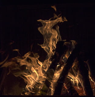 ild, flammer, flamme, hed, grill, fyrfadet, øjeblik, nat, varme, logfiler, træ, Busk, brænding, orange, ze, sort, Brun, Skov, Camping, varme - temperatur, brand - naturligt fænomen, bevægelse, bål, ingen mennesker, tæt på, natur, mørk, orange farve, sløret bevægelse, lang eksponering, glødende, skilt, meddelelse, advarselsskilt, miljø, sort baggrund, lejrbål, 2K, CC0, offentligt domæne, royaltyfrie