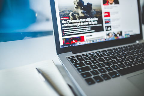 studie, school-, werk, bedrijf, macbook pro, laptop, computer, browser, Onderzoek, technologie, communicatie, toetsenbord, computerapparatuur, verbinding, Draadloze technologie, detailopname, geen mensen, tafel, tekst, binnenshuis, westers schrift, internet, selectieve aandacht, stilleven, meubilair, draagbaar informatie-apparaat, computer sleutel, 2K, CC0, publiek domein, royaltyvrij