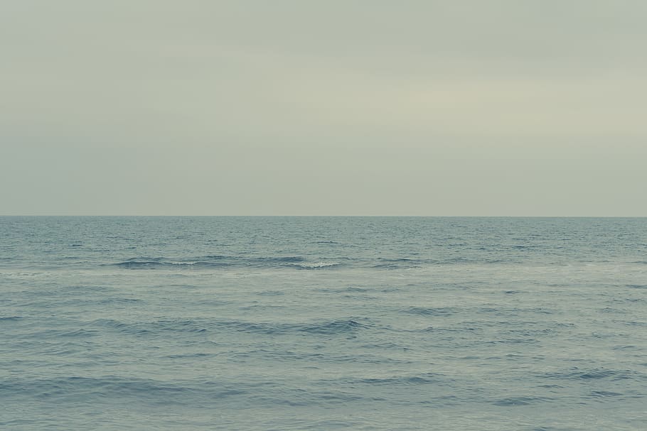 atmosfære, himmel, strand, stille, rolige, vinter, kold, vind, halvt, farve, blå, grå, vand, wafe, ocean, hav, horisont over vand, horisont, scenics - natur, skønhed i naturen, rolig scene, ro, ingen mennesker, havnefronten, natur, skyfri himmel, marinemaleri, udendørs, idyllisk, piblede, kopiere plads, dag, 4K