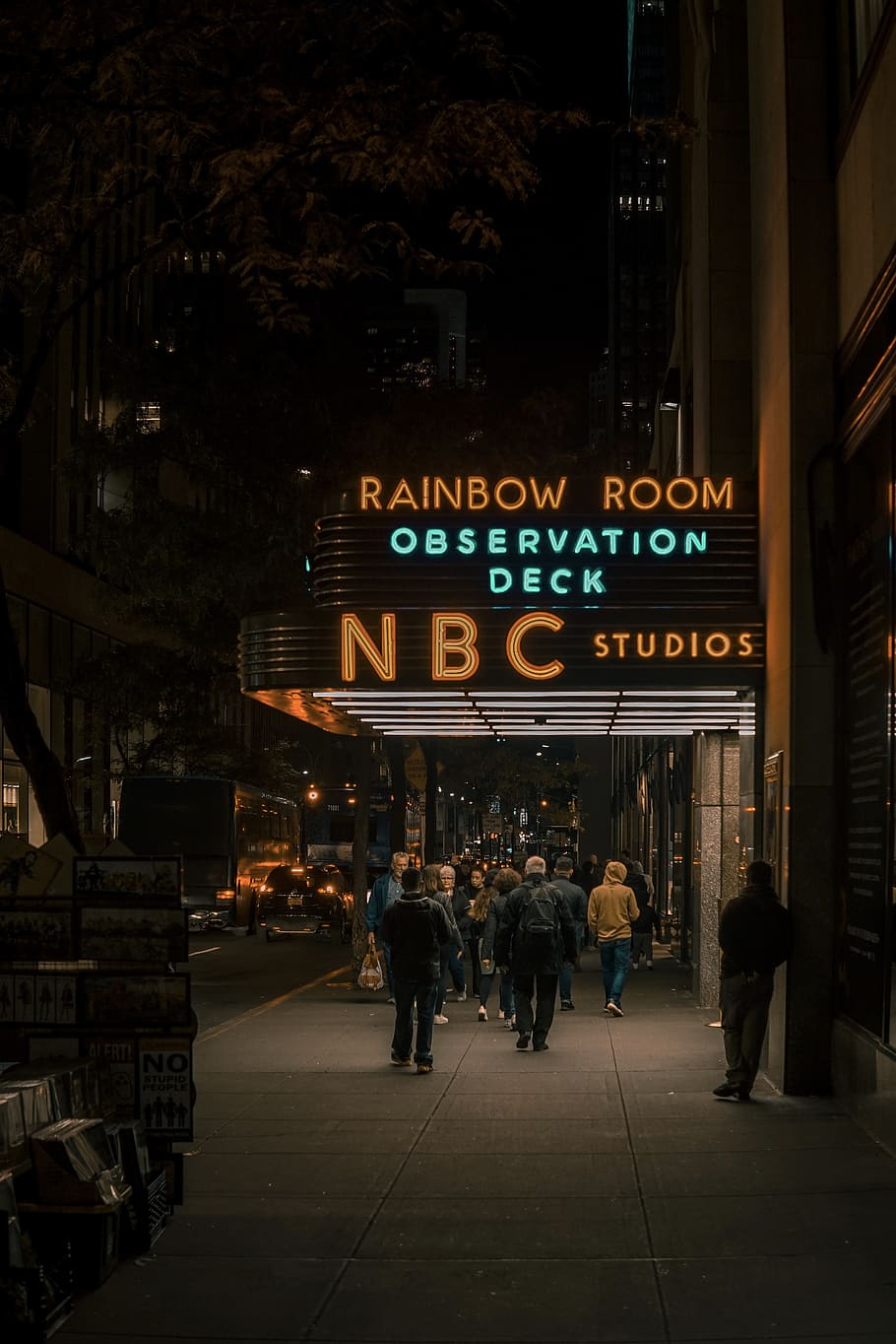 humà, persona, Camí, vianants, nova York, llum, paviment, vorera, urbà, ciutat, metròpolis, edifici, roba, màniga, carretera, nbc, radio city, newyork, text, arquitectura, exterior de l'edifici, estructura construïda, comunicació, grup de persones, carrer, nit, il·luminat, signe, guió occidental, persones reals, caminar, vida de ciutat, homes, informació, script no occidental, gent, a l'aire lliure, 5K